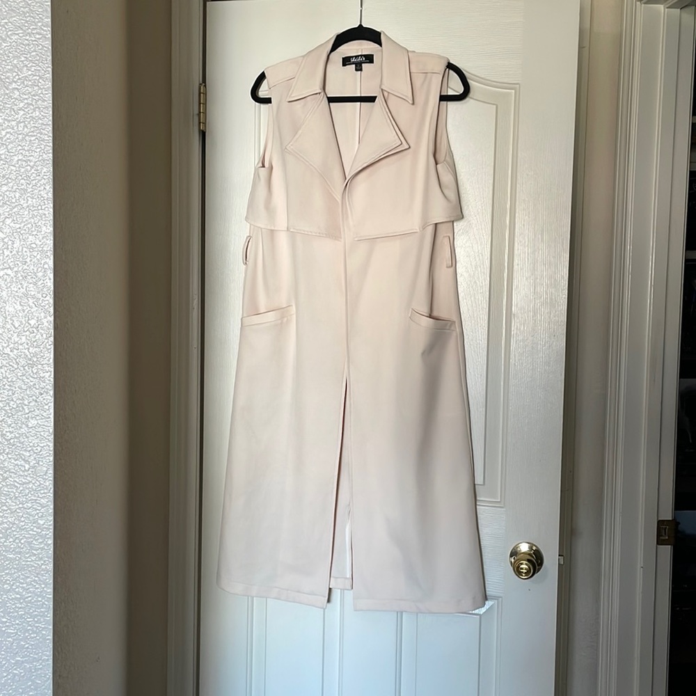 Knee length beige trench jacket with pockets